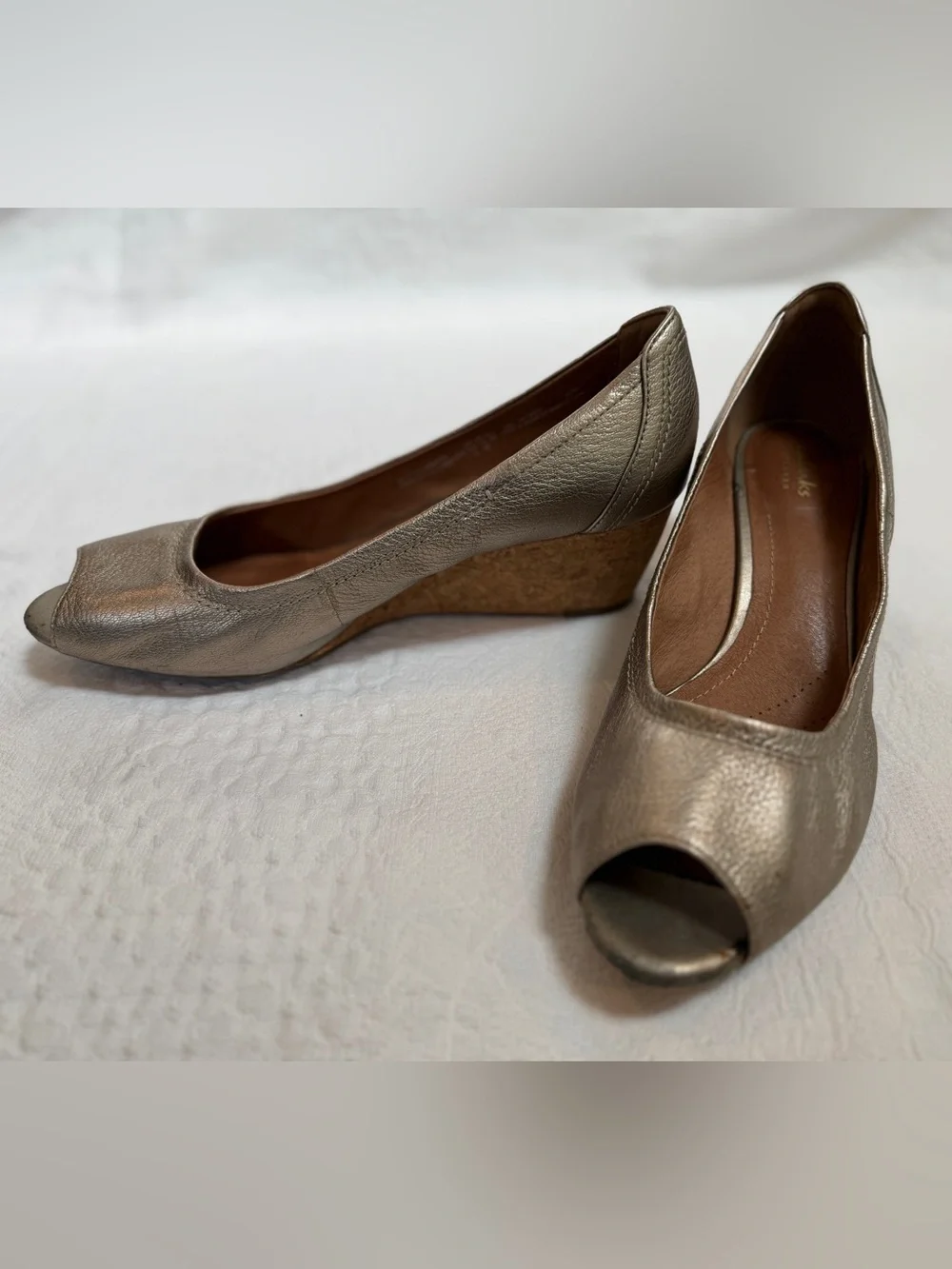 Clarks Artisan Peep Toe Vendra Daisy Wedge Pumps Gold Metallic Shoes Size 10